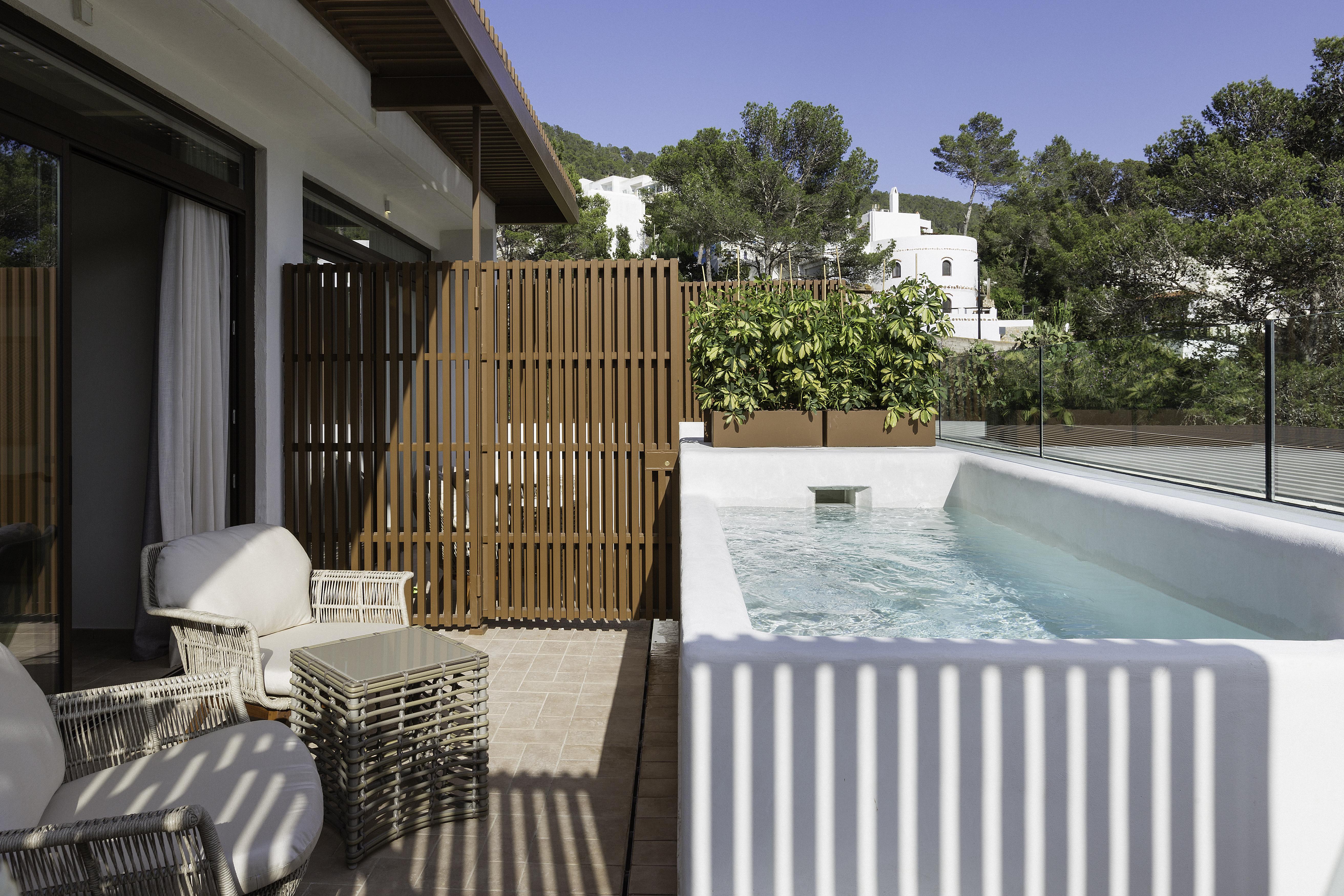 Cala San Miguel Ibiza Resort, Adults Only, Curio Collection By Hilton Port de Sant Miguel Екстер'єр фото A private pool at a hotel