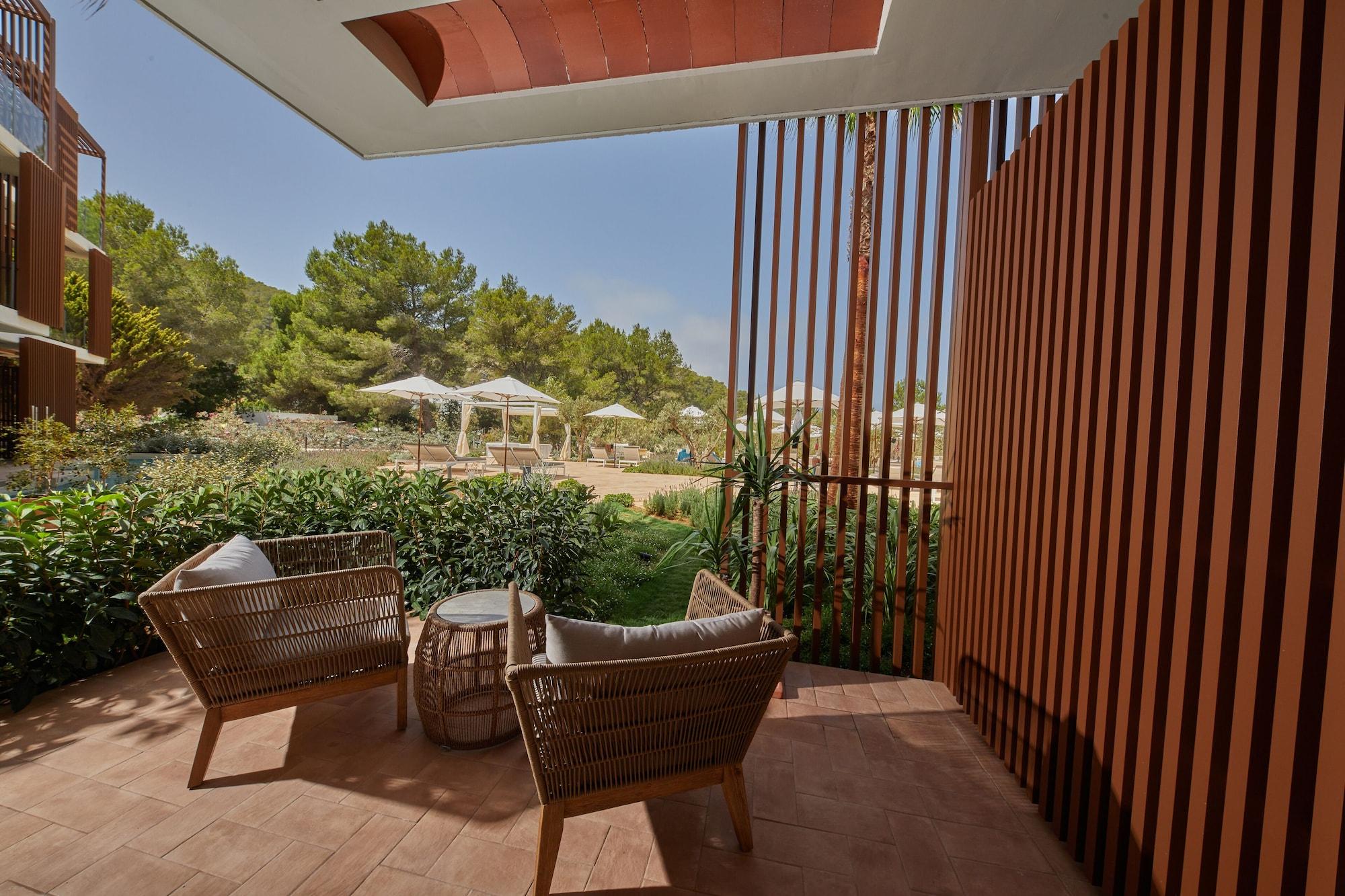 Cala San Miguel Ibiza Resort, Adults Only, Curio Collection By Hilton Port de Sant Miguel Екстер'єр фото Terrace of a suite